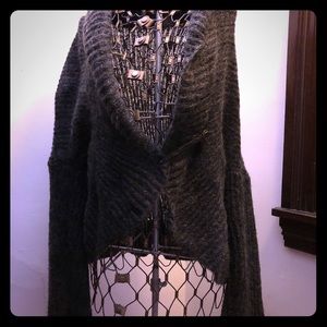 Gray bohemian sweater with long arms.